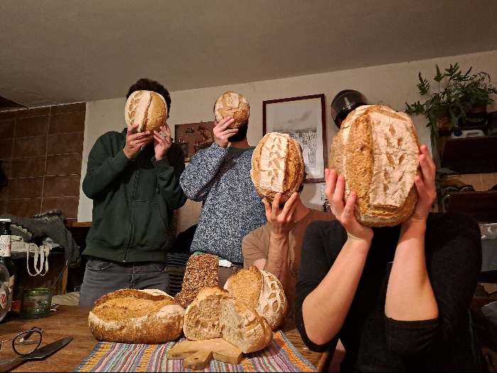 Pane buono, comunità felici. Un forno per una piccola produzione di pane naturale.